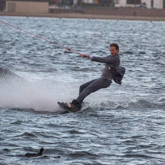 Ide mengenakan jas saat melancong yang disebut dengan proyek fotografi suit up around the world itu pun mendapat banyak reaksi positif secara online dari teman hingga keluarga. Hal tersebut membuat Robert mendapatkan pekerjaan lain di perusahaan setelan Lloyd Tailor yang bertanggung jawab pada kampanye pemasaran.  Foto: dok. Instagram
