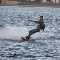 Ide mengenakan jas saat melancong yang disebut dengan proyek fotografi suit up around the world itu pun mendapat banyak reaksi positif secara online dari teman hingga keluarga. Hal tersebut membuat Robert mendapatkan pekerjaan lain di perusahaan setelan Lloyd Tailor yang bertanggung jawab pada kampanye pemasaran.  Foto: dok. Instagram