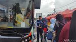 Warga Serbu TransJ Tanah Abang Explorer yang Kembali Beroperasi