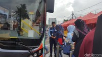 Sejumlah penumpang tak perlu mengantre lama dan bisa langsung masuk ke dalam bus. 