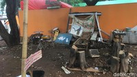 Dwi kerap melukis di tempat ini. Di dinding Facebooknya, dapat dilihat beberapa momen Dwi melukis di lokasi ini.
