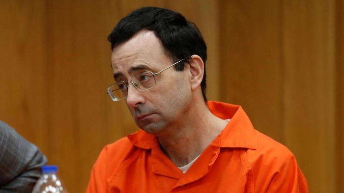 Larry Nassar, a former team USA Gymnastics doctor who pleaded guilty in November 2017 to sexual assault charges, sits in the courtroom during his sentencing hearing in the Eaton County Court in Charlotte, Michigan, U.S., February 2, 2018.   REUTERS/Rebecca Cook