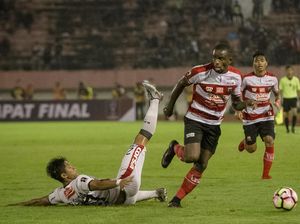 Dicoret dari Timnas karena Cedera, Greg Kok Malah Main di Madura?