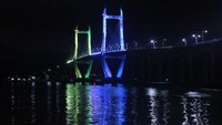 Saat malam, Jembatan Merah Putih diterangi lampu warna-warni di sepanjang jembatan. Cantik deh. Foto: Dok.Kementerian PUPR