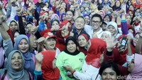 Ketua Umum PAN Zulkifli Hasan didampingi Ketua DPW PAN DKI Jakarta Eko Hendro Purnomo (Eko Patrio) dan masyarakat sekitar Jakarta Timur melakukan senam pagi di GOR Kecamatan Makasar, Jakarta Timur, Sabtu (3/2/2018).