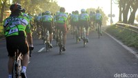 DetikSport yang mengikuti para peserta lintasan Grand Fondo dari garis start di Jl By Pass Ngurah Rai, Sanur, Denpasar, Bali, Minggu (4/1/2018), tampak jalanan datar hingga Jl By Pass IB Mantra di Klungkung mudah dilalui. Namun begitu peserta memasuki Semarapura menuju Sidemen, tanjakan-tanjakan kecil mulai menguras stamina para peserta.