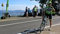 Para peserta mengayuh perlahan sepeda balapnya hingga mencapai Suter yang telah bersiap petugas kesehatan, air minum, toilet dan pemandangan menakjubkan Gunung Batur dan danaunya. Puluhan peserta berhenti cukup lama di rest point tersebut untuk menghilangkan lelah sebentar sambil berswafoto ria.