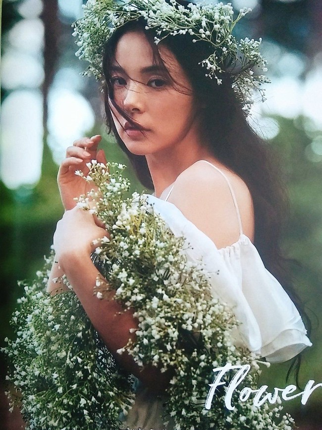 Beberapa pose dilakukan bersama, ada pula yang menampilkan Taeyang dan Min Hyo Rin dalam sesi terpisah. Foto: dok. Dazed