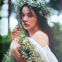 Beberapa pose dilakukan bersama, ada pula yang menampilkan Taeyang dan Min Hyo Rin dalam sesi terpisah. Foto: dok. Dazed