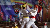 Meski dengan segala keterbatasan yang ada, mereka tetap ingin ikut serta mempopulerkan budaya betawi di Ibukota Jakarta. 