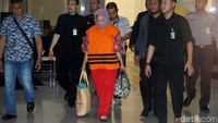 Tak ada keterangan apapun disampaikan Inna. Inna tampak menenteng 2 tas.