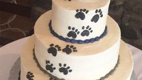 Wah, ada anjing gagah di samping pemiliknya yang sedang nikah. Makin lucu karena cake juga menyertakan jejak kaki anjing. Foto: Istimewa