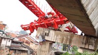 Crane proyek DDT di Jatinegara ambruk saat petugas tengah menaikkan bantalan rel. Bantalan rel itu seketika jatuh saat sudah berada di atas dan menimpa pekerja yang berada di bawah.