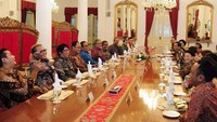 Bukan hanya dengan pimpinan negara-negara. Presiden Jokowi juga menjamu rekan komedian Indonesia  di Istana Negara. Terlihat ada Sule, Parto hingga Mpok Atiek. Foto: Instagram @jokowi