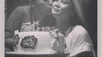 So sweet! Walau sudah punya empat orang anak,  Anjasmara dan Dian Nitami tetap mesra. Ini saat Dian berulang tahun! Foto: Instagram