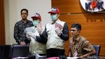 KPK Tunjukkan Barbuk Duit Suap Bupati Jombang