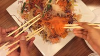 Pria 36 tahun ini juga sempat menikmati yee sang saat merayakan tahun baru China. Foto: Instagram @csugiono