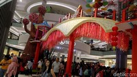 Ornamen bernuansa kemerahan semakin membuat nyaman para pengunjung.