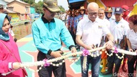 Wali Kota Palembang, Harnojoyo hari Minggu (4/2) ini pun meresmikan kawasan kumuh Sungai Sekanak Bersolek jadi lebih sedap untuk dipandang. Salah satu produsen merk cat menjadi sponsor. (Raja Adil/detikTravel)