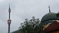 Salah seorang satpam Masjid JIC, Herman (40) mengatakan, kemiringan mulai terjadi sebelum adanya gempa yang berpusat di Lebak, Banten pada 23 Januari 2018. Dari tanggal 20 Januari (2018) sebenarnya sudah miring, cuma ramainya dari tanggal 22 (Januari 2018) di media sosial. Jadi, sebelum gempa sudah miring, ujarnya. (Foto: Eva Safitri/detikcom)