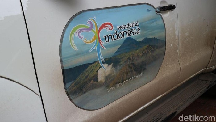 Stiker Wonderful Indonesia di Mobil Teddy dan Yana Bikin Bule Penasaran