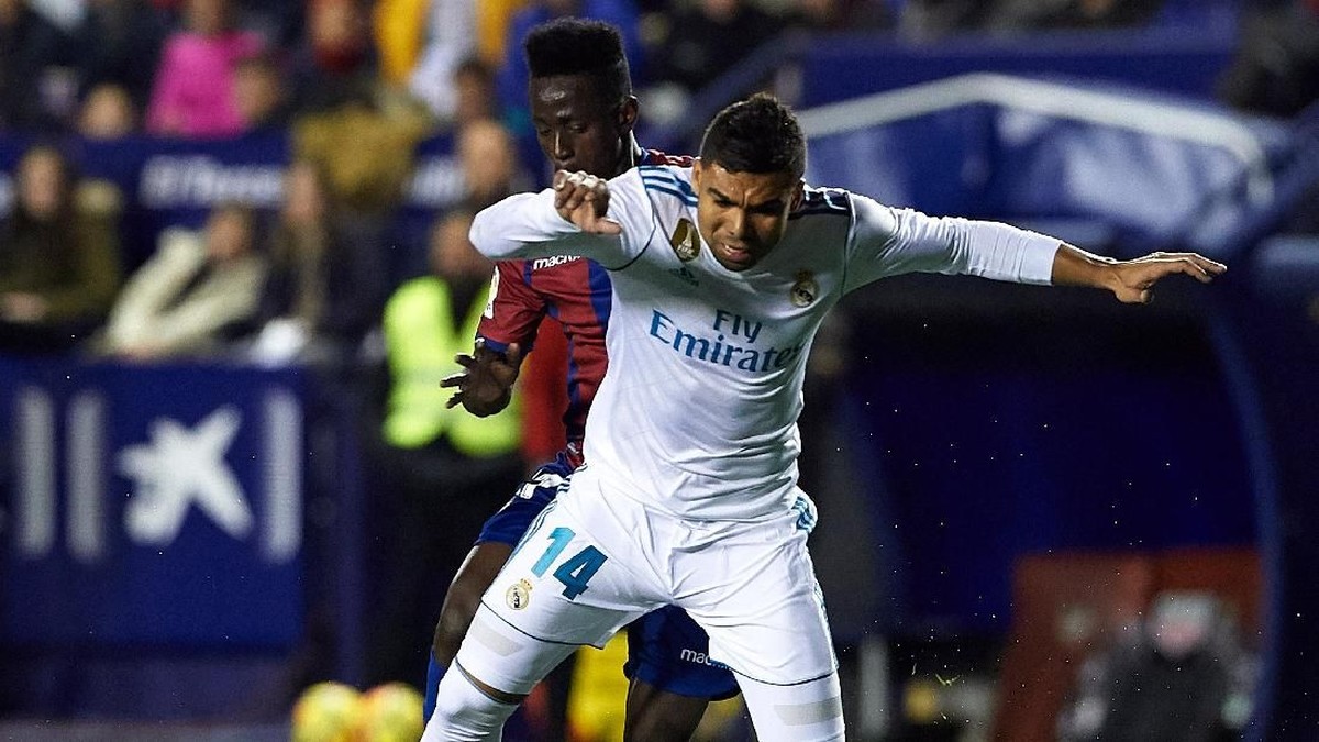 Casemiro berebut bola dengan Emmanuel Boateng (Levante) dalam pertandingan yang berakhir imbang 2-2.  (Manuel Queimadelos Alonso/Getty Images)
