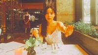 Min Hyo Rin juga enjoy diajak kencan di restoran. Tapi sepertinya, gadis cantik yang lama berhubungan putus-sambung dengan Taeyang ini sedang tidak mau difoto ya? (Instagram/Min Hyo Rin)