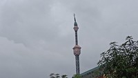 Pantauan detikcom di Masjid JIC, Koja, Jakarta Utara, Minggu (4/2/2018) pukul 09.30 WIB, konstruksi menara masjid terlihat berdiri kokoh. Namun kemiringan terlihat pada kubah menara masjid tersebut (Foto: Eva Safitri/detikcom)