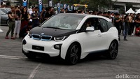 Sampai mobil yang punya teknologi terkini, yakni mobil listrik BMW i3 dan mobil sport plug-in hybrid, BMW i8.