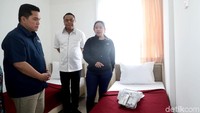 Tak lama kemudian, dia meninjau tower 2 untuk sidak ke kamar atlet.