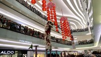 Ornamen seperti lampu-lampu lampion berwarna merah menghiasi langit-langit mal.