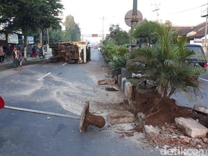 Truk Tabrak Pembatas Jalan Hingga Terguling, Satu Keluarga Selamat