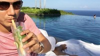 Pagi hari paling enak menyeruput mojito lime dan daun mint. Apalagi kalau pemandangannya lautan! Foto: Instagram @csugiono