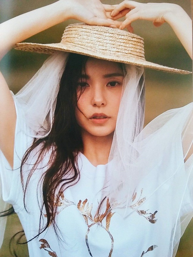 Cantiknya Min Hyo Rin dengan topi berhias tulle. Foto: dok. Dazed