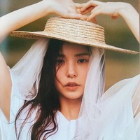 Cantiknya Min Hyo Rin dengan topi berhias tulle. Foto: dok. Dazed