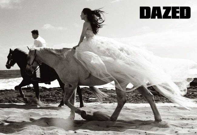 Romantisnya Taeyang dan Min Hyo Rin berkuda di pinggir pantai. Foto: dok. Dazed