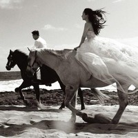 Romantisnya Taeyang dan Min Hyo Rin berkuda di pinggir pantai. Foto: dok. Dazed