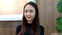 Yola, asal Jakarta Pusat telah menggeluti profesi SPG sejak kelas 3 SMP atau pada 2013. Kini ia jadi SPG untuk Premier Estate 2.