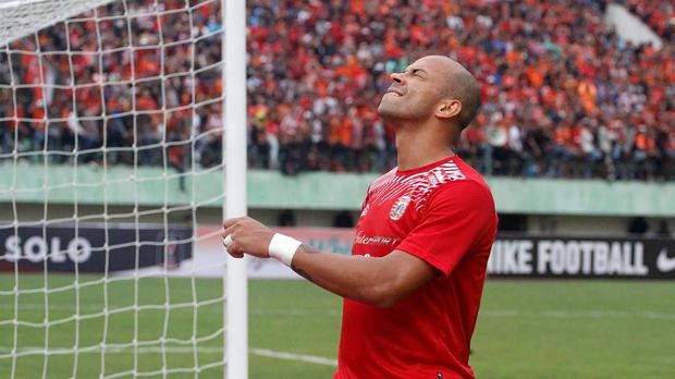 Cedera yang dialami Ivan Carlos memaksa Persija cari striker baru.