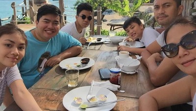 Begini Nih Kebersamaan Anjasmara dan Keluarga Saat Makan Bareng