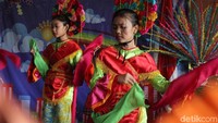 Dengan penuh antusias mereka menari dihadapan pengunjung yang hadir.