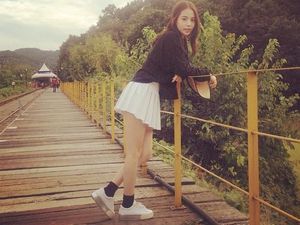 Foto: Gaya Liburan Sederhana Min Hyo Rin, Istri Taeyang Bigbang