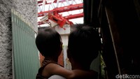 Ambruknya crane tersebut langsung jadi tontonan warga sekitar.