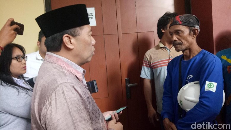 Sekjen Kemenhub Temui Keluarga Korban Crane Jatuh di RS Polri Sekjen Kemenhub Temui Keluarga Korban Crane Jatuh di RS Polri