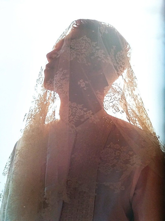 Taeyang berbalut jas putih dan ditutupi veil dari lace. Romantis! Foto: dok. Dazed