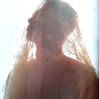Taeyang berbalut jas putih dan ditutupi veil dari lace. Romantis! Foto: dok. Dazed