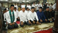 JK yang mengenakan baju koko putih dan kopiah putih tiba di Masjid Sunda Kelapa saat azan subuh berkumandang. (Foto: dok. Istimewa)