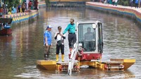 Kapal pengeruk sungai juga disiapkan untuk menjaga kebersihan kawasan Sekanak Bersolek dengan luas area mencapai 2.500 meter persegi ini. (Raja Adil/detikTravel)