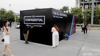 Mobil BMW M5 itu ada di dalam kotak semacam container.