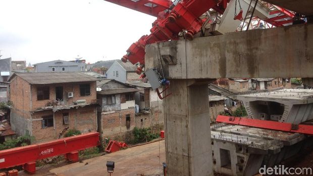 Crane proyek double-double track jalur KA ambruk di Jatinegara, Jaktim, Minggu (4/2/2018)